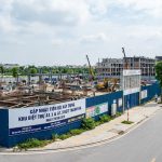 Hình ảnh công trường xây dựng quây tôn khu biệt thự A1.1 A1.3 thanh hà tại khu đô thị Thanh Hà, xung quanh được quây tôn màu xanh lục có băng rôn thông tin tiến độ ngày 20/08/2026.