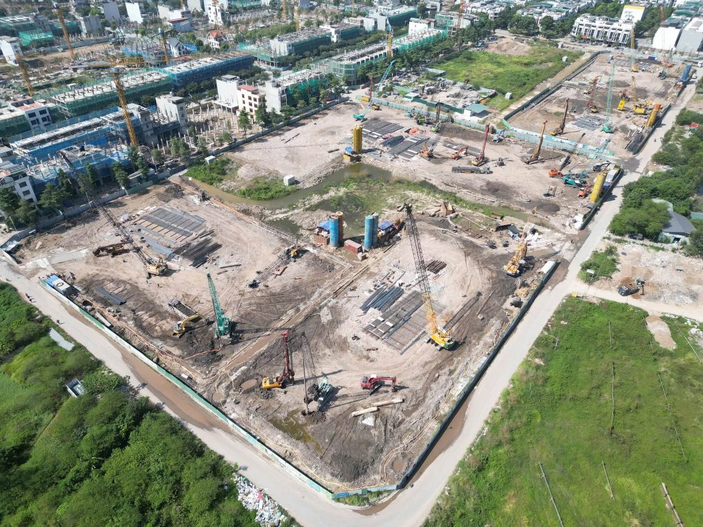 Công trường thi công 5 tòa nhà ở xã hội CH02–CH06 Thanh Hà nhìn từ trên cao.